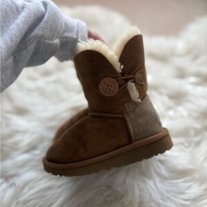 Toddler Bailey Uggs Size 8